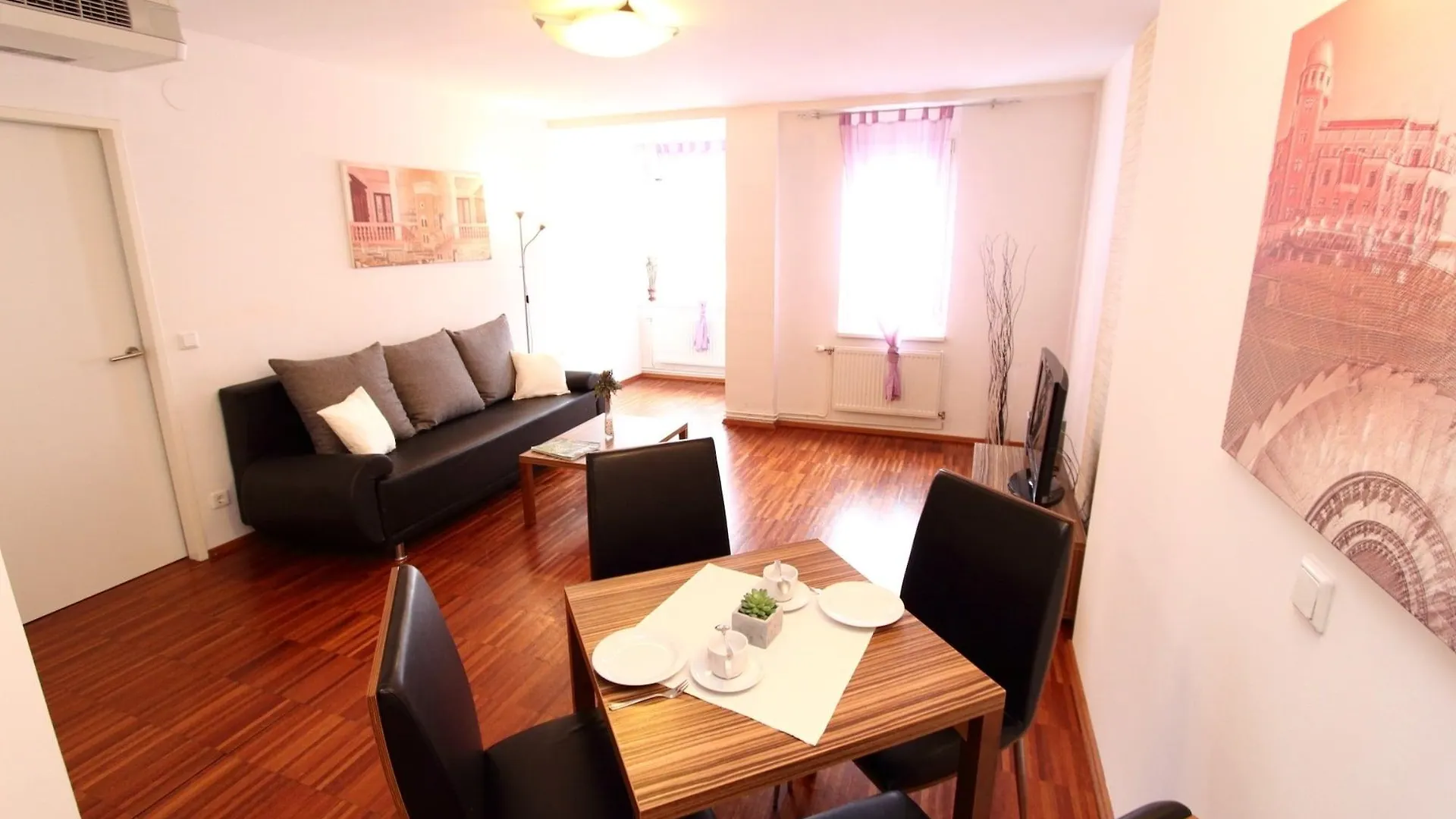 Royal Living Apartments Wiedeń 4*,