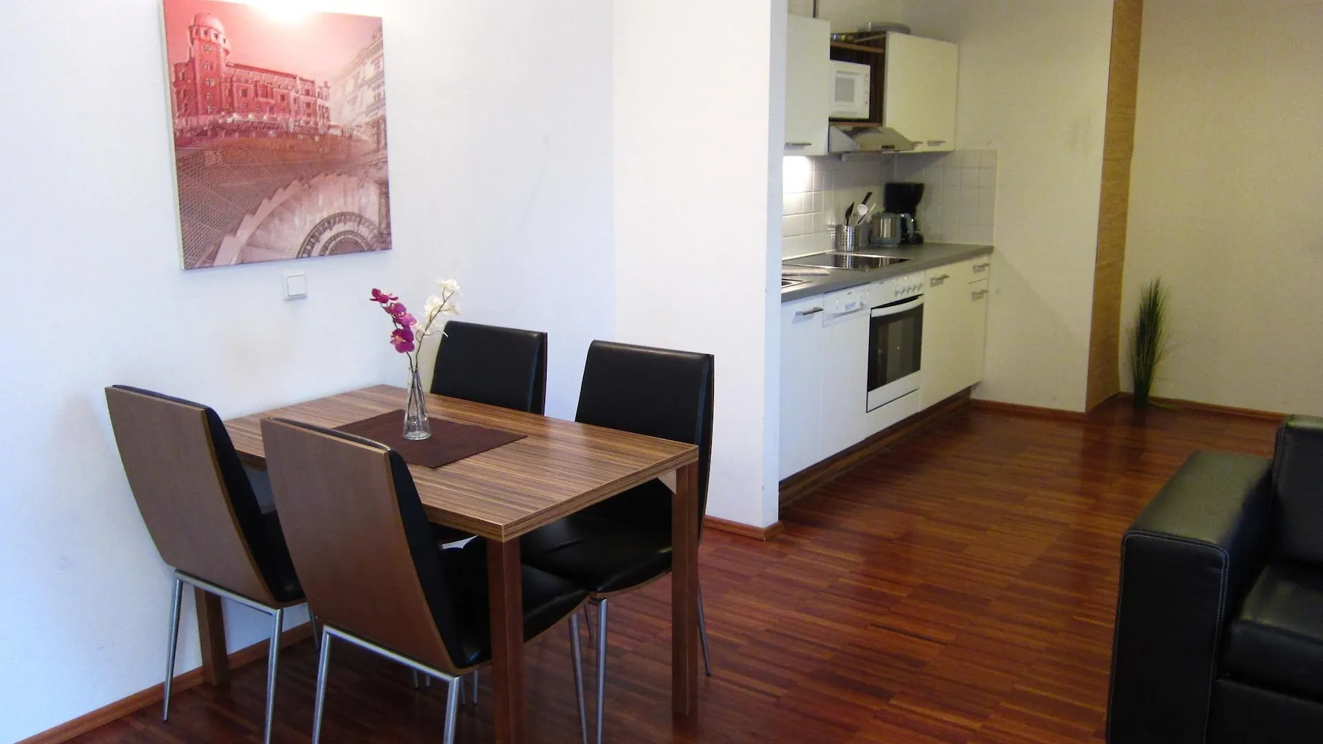 Royal Living Apartments Вена 4*,