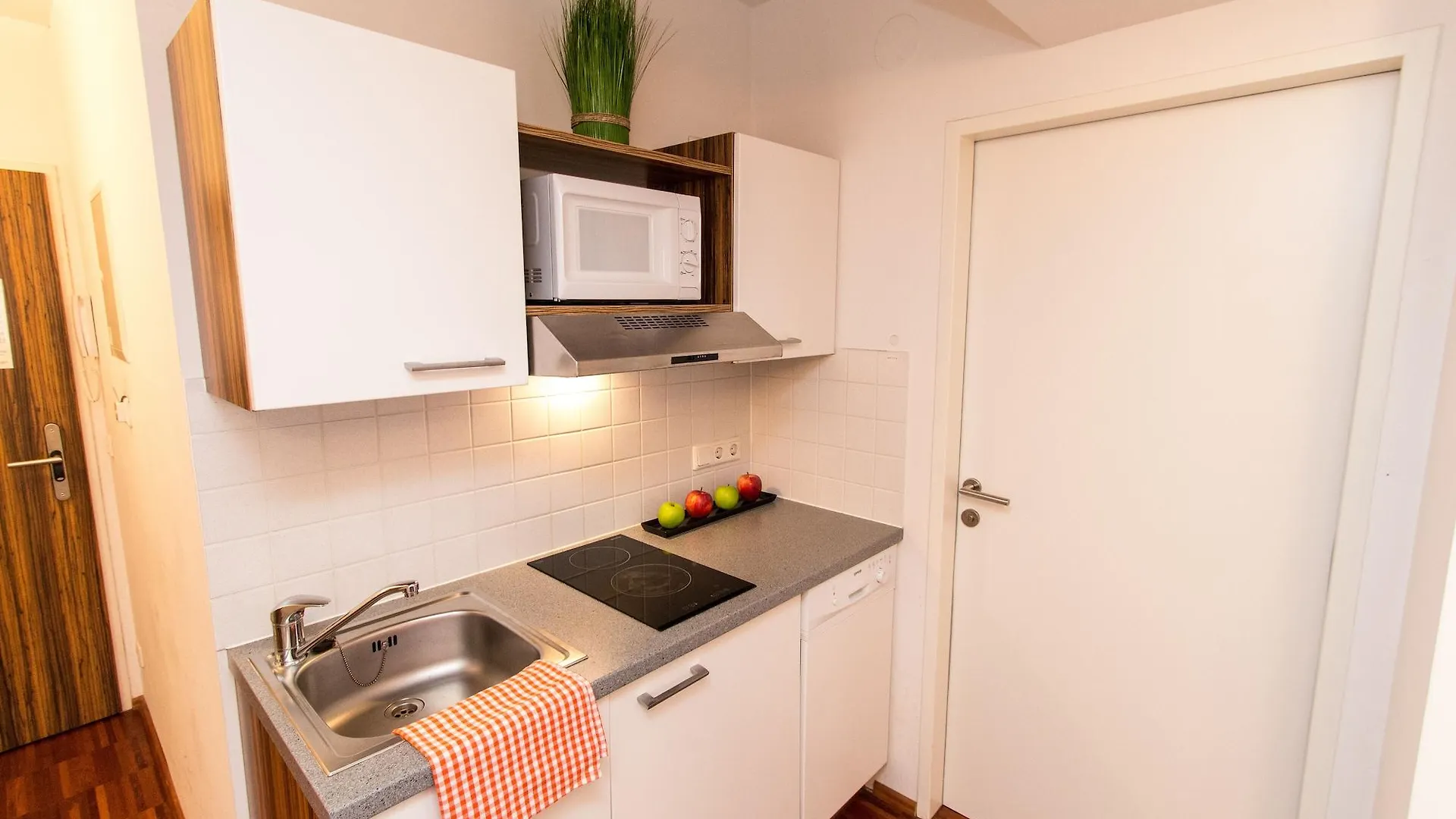 Royal Living Apartments Вена Апарт-отель